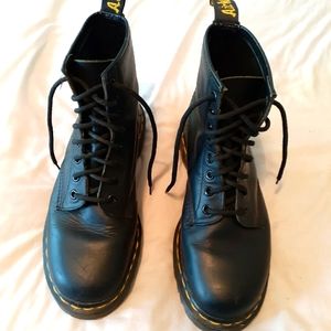 AIR WAIR DR. MARTENS,  ORIGINAL. MADE IN ENGLAND. SIZE 6 IN THE Uk. SIZE9 IN US